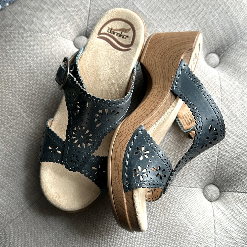 Dansco sandals size 35. I believe this equates to a 5.